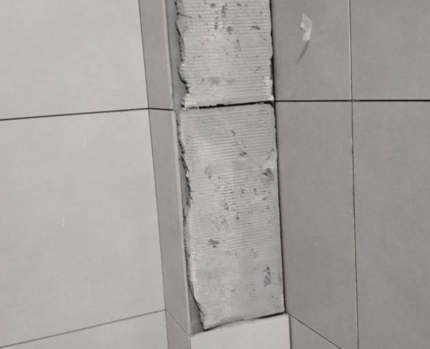 东莞瓷砖空鼓维修公司分享下瓷砖施工前基层浇水润湿程度不足，可能导致以下问题